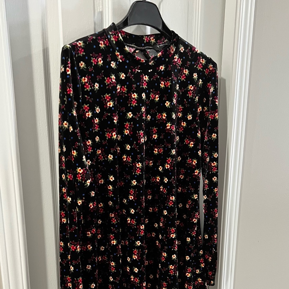 Colourful short dress, ideal with tights!  Worn maybe 4 times. Fall 2022.